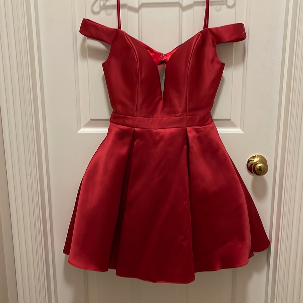 JVN by Jovani Size 4